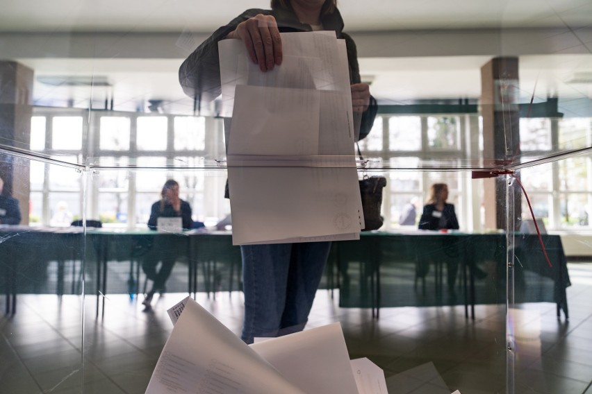 W Gdyni zatrzymano członka komisji wyborczej, który był pod...