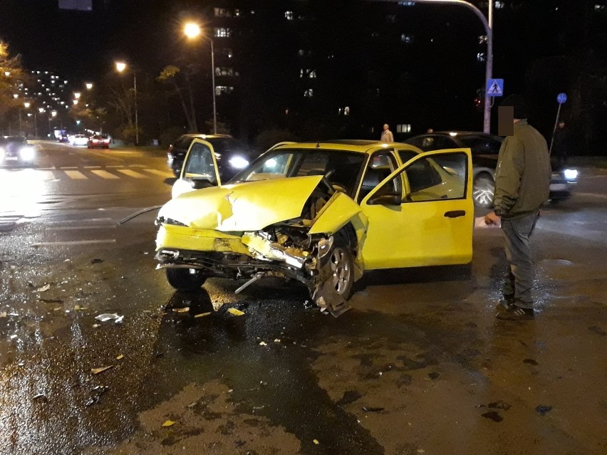 Wypadek BMW i forda na Zachodniej. Dwie osoby w szpitalu 