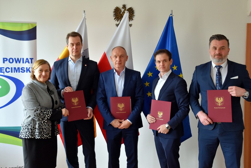 Przedstawiciele władz powiatu oświęcimskiego podpisali umowy...
