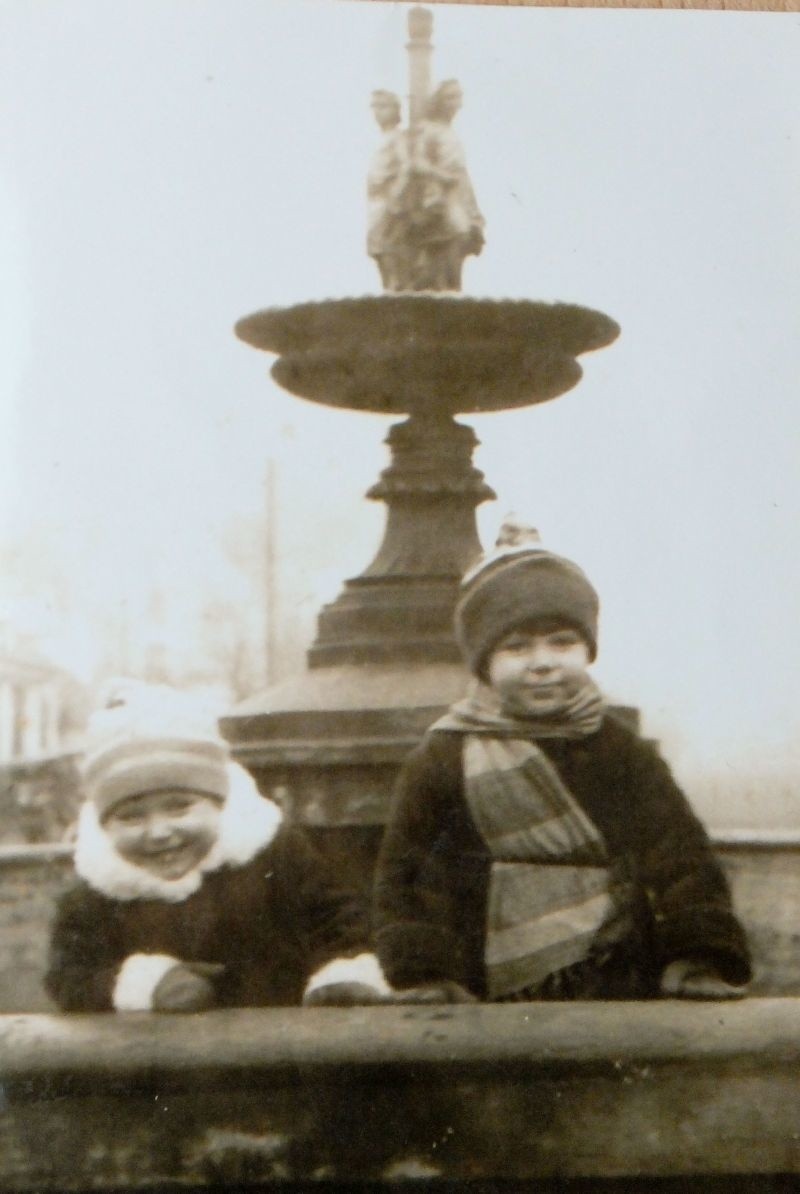 Ja (z lewej) z siostrą Krysią w 1932 roku. Miałam wówczas...