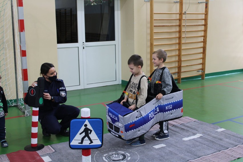 Z Koziołkiem Spoko jest bezpiecznie. Policjanci odwiedzili dzieciaki w szkole w Miedzierzy [ZDJĘCIA]