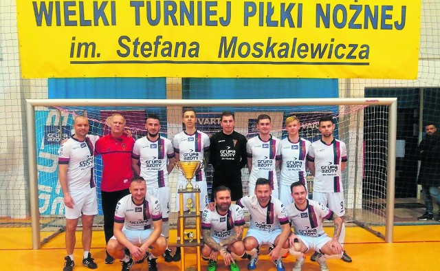 Drużyna Eksportowców z okazałym pucharem za zwycięstwo w turnieju