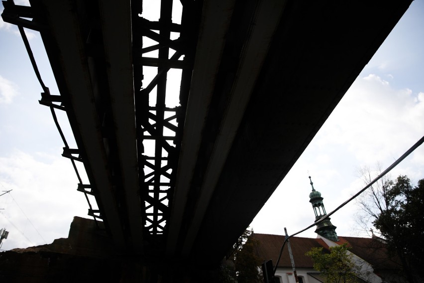 Kraków. Rozbierają stary wiadukt kolejowy nad ulicą Kopernika [ZDJĘCIA, WIDEO]