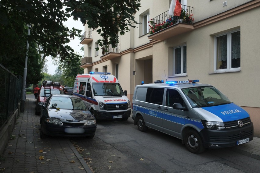 Naga, martwa kobieta w mieszkaniu przy ul. Głowackiego w Przemyślu. 56-latka miała ranę głowy. Policja ustala co się stało [ZDJĘCIA]