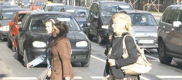 Skrzyżowanie ulic Piłsudskiego i Sikorskiego jest szczególnie niebezpieczne dla pieszych. Tutaj montowany jest testowy fotoradar.