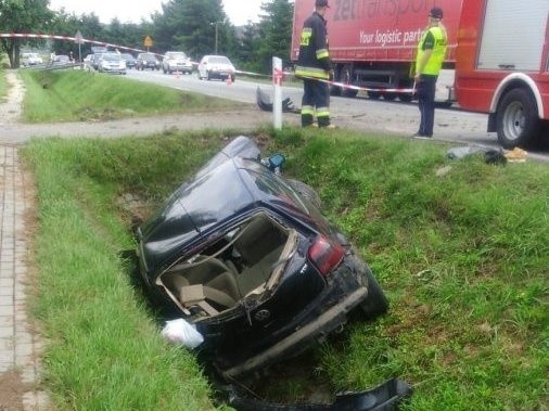 Wypadek za wypadkiem. W Trzcinicy w powiecie jasielskim kierowca volkswagena wjechał do rowu 