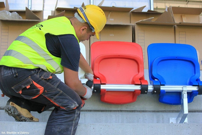 Na stadionie Górnika Zabrze rozpoczął się montaż krzesełek.