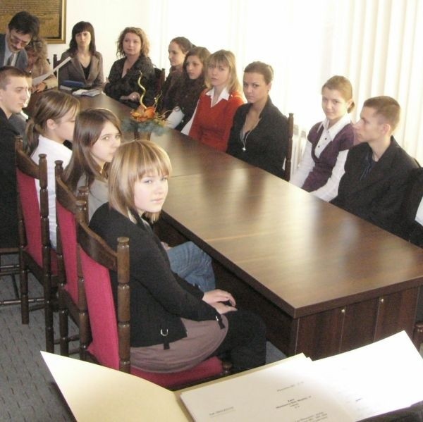 Młodzieżowa Rada Miejska we Włoszczowie na pierwsze spotkanie do Urzędu Gminy przybyła ze swoimi opiekunami szkolnymi.