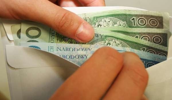 Mężczyzna żądał od kobiet 20 tysiecy złotych