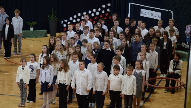 149 uczniów z klas od 4 do 7 wykonało przed komisją konkursową trzy utwory: Hymn Polski „Mazurek Dąbrowskiego”, „Rotę” oraz „Marsz I Brygady”.