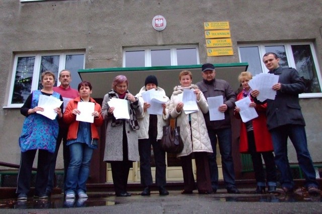 Kadra nauczycielska i mieszkańcy Zawadzkiego na wieść o cięciach w oświacie zareagowali początkowo bardzo ostro wysyłając protest do starostwa.