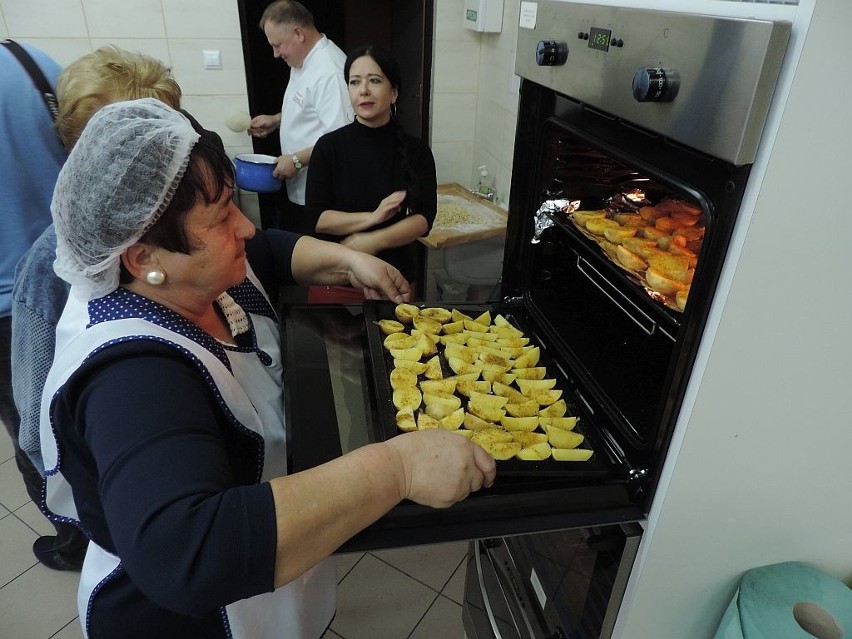 W kuchni świetlicy w Łojewie oprócz wójta Tadeusza Kacprzaka...