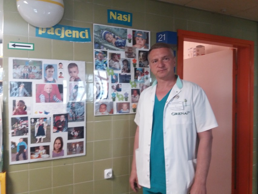 Dariusz Kreczmer, pielęgniarz oddziałowy, zarządza 110-osobowym zespołem pielęgniarek, sanitariuszy i salowych w ICZMP 