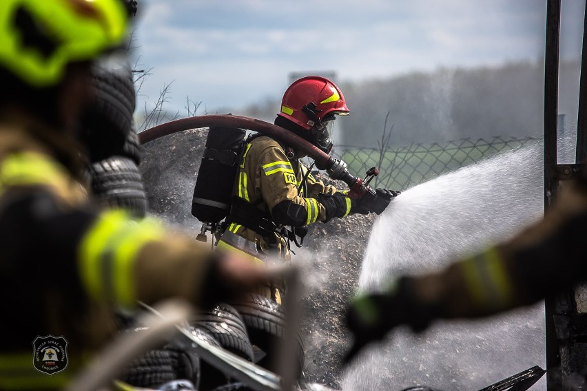 Pożar serwisu samochodowego w miejscowości Topole w powiecie chojnickim