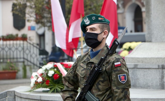 Skromne dostosowane do wymogów sytuacji w kraju odbyły się miejskie obchody 102 rocznicy uzyskanie przez Polskę niepodległości.