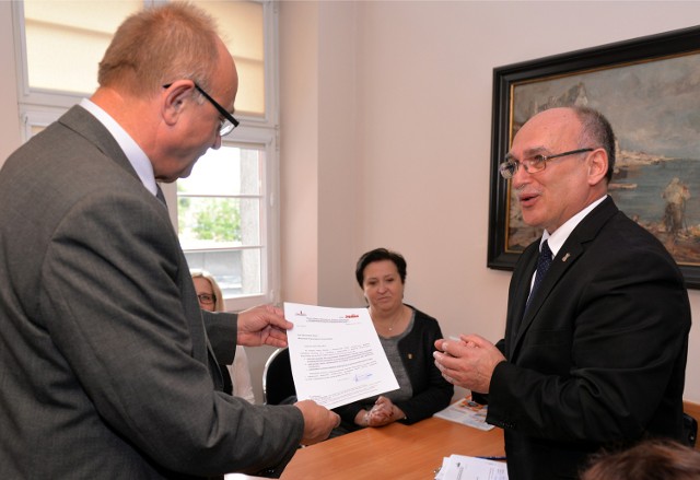 Związkowcy z Solidarności złożyli petycję na ręce wicemarszałka województwa pomorskiego Krzysztofa Trawickiego