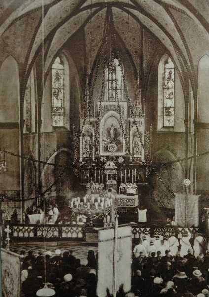 Kościól w Zebowicach. Widok na oltarz dawniej