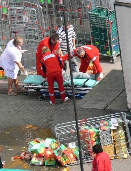 Ekipa pogotowia ratunkowego zabrała mężczyznę do szpitala, gdzie udzielono mu pomocy.