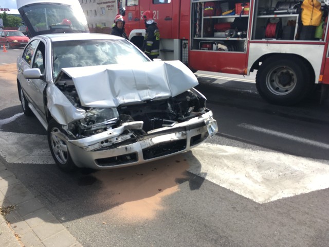 Chwila nieuwagi kosztowała uszkodzenie dwóch samochodów i obrażenia jednego kierowcy. Do wypadku doszło na ulicy Pilskiej w Szczecinku. Z wstępnych ustaleń wynika, że jadący skodą nie zdołał zahamować przed jadącym z przodu volkswagenem touranem, który z kolei zatrzymał się przed innymi pojazdami. W efekcie oba samochody są poważnie rozbite, na ulicę wyciekły płyny eksploatacyjne, a kierowca skody wymagał pomocy lekarskiej. Na obwodnicy Szczecinka od razu też utworzyły się korki. Zobacz także Wypadek w Bornem Sulinowie