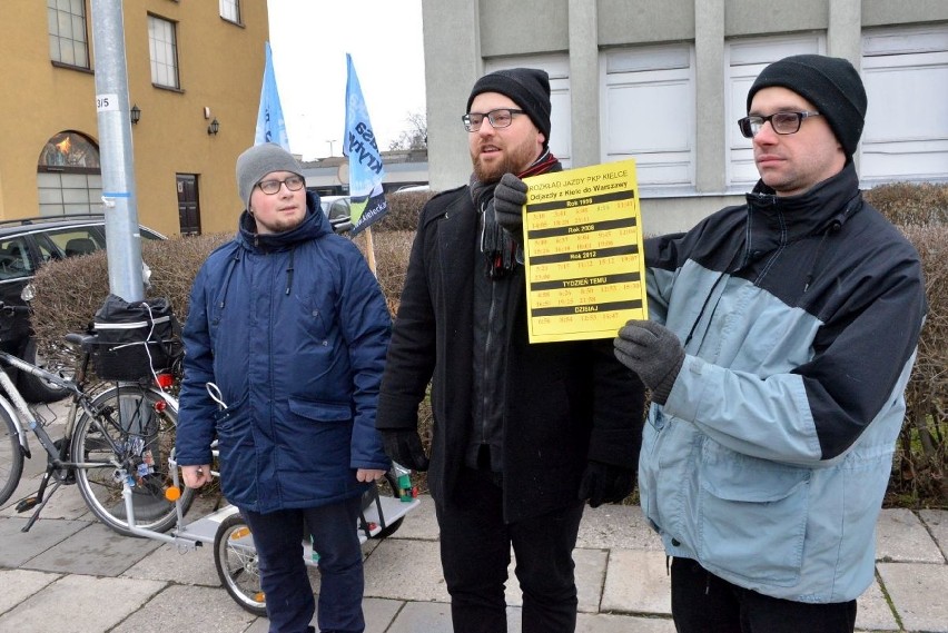 Pociąg do Warszawy za... pół roku. Odjazdowa akcja przed dworcem w Kielcach