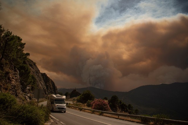 Z powodu pożaru w górach Andaluzji ewakuowano tysiące osób