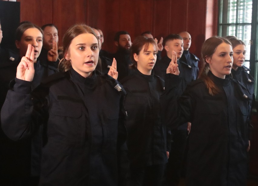 Uroczyste ślubowanie nowych funkcjonariuszy policji [ZDJĘCIA]