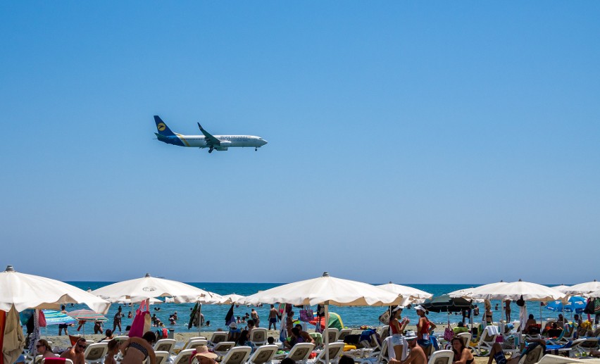 Najsłynniejsza plaża Larnaki ma ok. 1 km długości. Na...