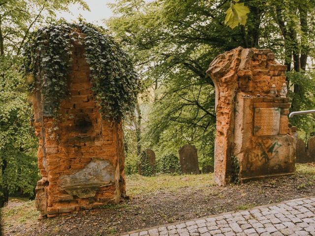Stan techniczny liczącej ok. 300 lat bramy wjazdowej na cmentarz pogarsza się