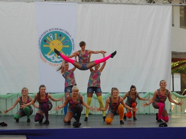 Zespół senSDance zajął 2. miejsce na Festiwalu Dziecięcym "Słońce-Radość-Piękno&#8221; w Bułgarii.