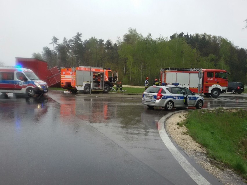 Wypadek w Mokrzyskach. Trzy osoby ranne [ZDJĘCIA]