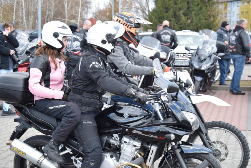 Motoświęconka 2022 w Ostrołęce. Motocykliści tradycyjnie spotkali się na parkingu przy ostrołęckiej farze. 16.04.2022. Zdjęcia