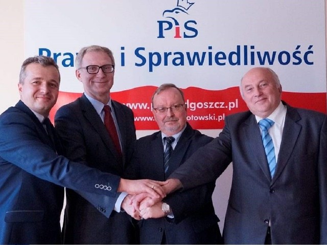 Od lewej stoją: Mikołaj Bogdanowicz, kandydat na starostę inowrocławskiego, poseł Tomasz Latos, Grzegorz Roszak, kandydat na prezydenta Inowrocławia i Lech Skarbiński, kandydat na wójta gm. Inowrocław.