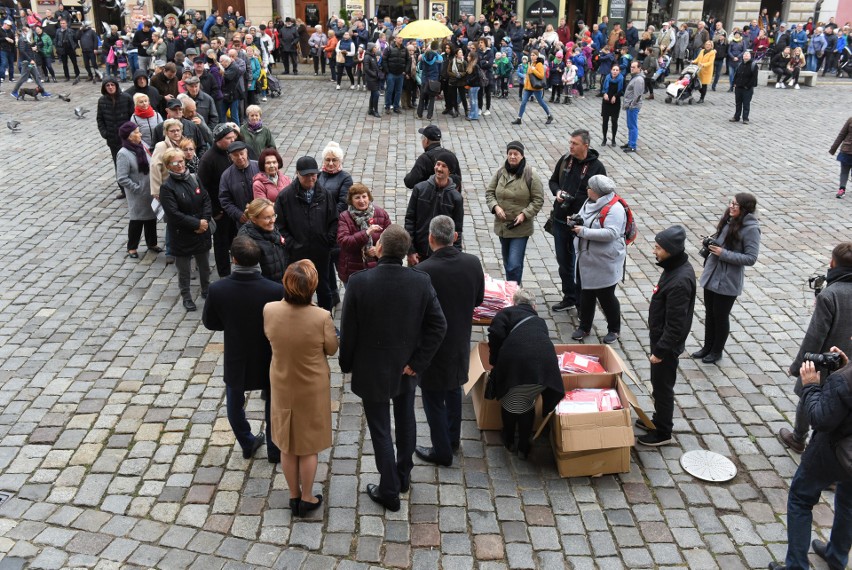 Poznań: Kolejka po flagi Polski na Starym Rynku....