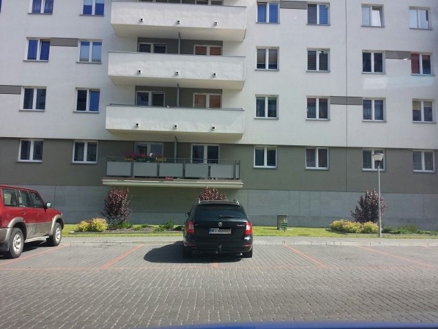 Parkowanie po warszawsku przy ul. Antoniukowskiej w Białymstoku