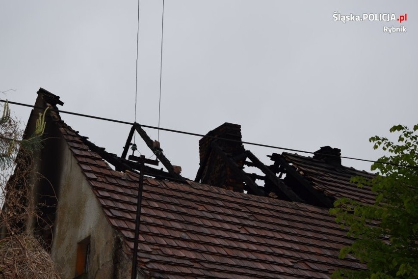 Tragiczny pożar w Rybniku Chwałowicach: zginął mężczyzna. Strażacy szukają w zgliszczach jeszcze jednej osoby AKTUALIZACJA ZDJĘCIA