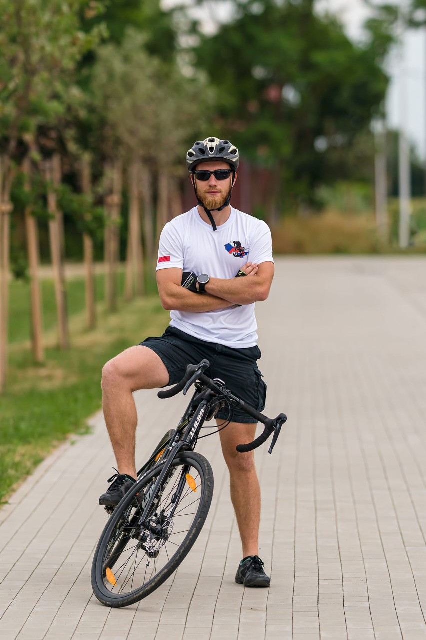 Pan Robert Ćwikliński przejedzie samotnie na rowerze 2,5...