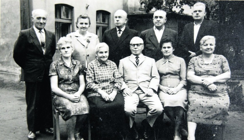 Jan Szołtysek (drugi od prawej) z rodziną. W tle dom w...