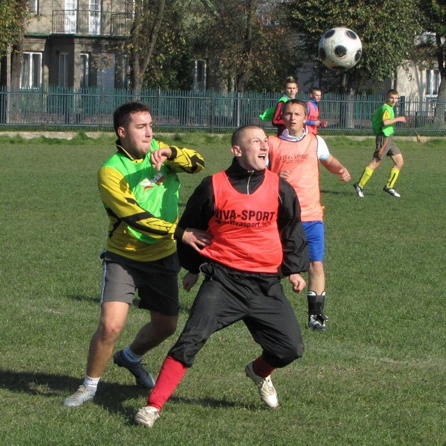 Piłkarze "Ekonomika" (zielony znacznik) pokonując Lubiejewo udanie rozpoczęli rozgrywki piłki nożnej.