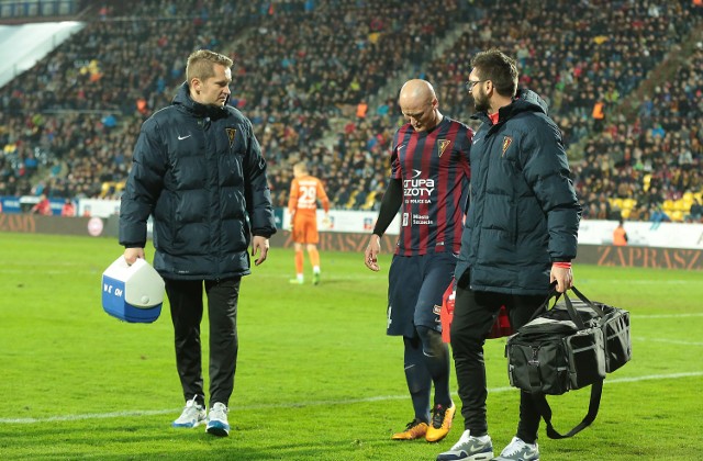 Jakub Czerwiński schodzi z boiska w asyście masażysty Tomasza Bardzela oraz lekarza Bartosza Paproty.