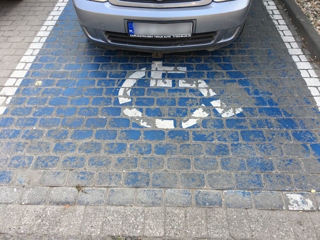 W grudniu informowaliśmy, że miejsce parkingowe dla osób niepełnosprawnych na ul. Brzask w Poznaniu, dwukrotnie wymalowane, wymagało odnowienia. Pół roku po ponownym wymalowaniu farba znów znika...