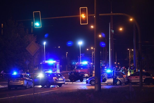 Tragiczny wypadek w Toruniu. Na ulicy Wschodniej samochód uderzył w drzewo i stanął w płomieniach.Strażacy na miejscy odkryli zwłoki jednej osoby. Na miejscu pracowały trzy zastępy straży oraz policja. FLESZ: Autostrady, bramki, systemy płatności - jak ominąć korki?