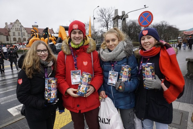 Na ulicach od rana można spotkać wolontariuszy z puszkami.