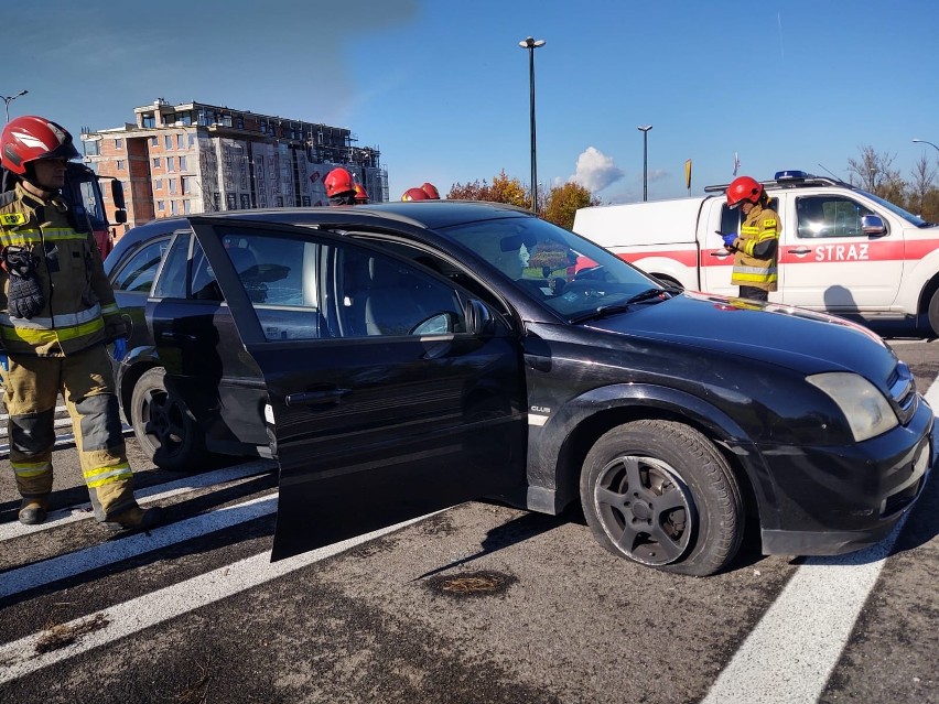 Nowy Sącz wypadek. Trzy osoby poszkodowane w zderzaniu dwóch samochodów na Al. Piłsudskiego