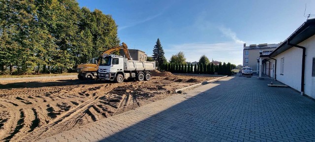Przy Publicznej Szkole Podstawowej w Przytyku trwają prace przy budowie nowego boiska.