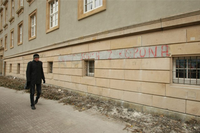 W czasie remontu elewacji Dolnośląskiego Urzędu Wojewódzkiego we Wrocławiu odsłonięto ciekawy napis na murze: „Żądamy godła z koroną”.
