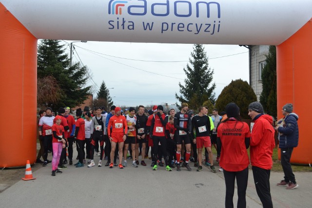 Na starcie biegu w Dzierzkówku Starym stanęło ponad 100 biegaczy.