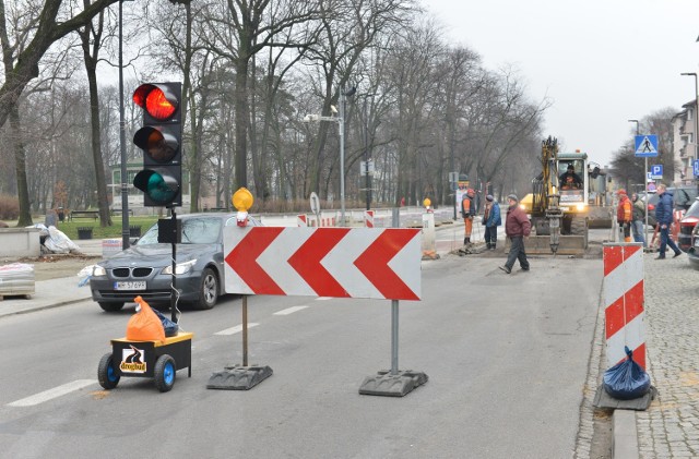 Drogowcy rozpoczęli budowę drugiej połówki wyniesionego przejścia dla pieszych na ulicy Sienkiewicza, po stronie katedry. Równocześnie trwają roboty w okolicy skrzyżowania z ulicą Moniuszki oraz na Mickiewicza.