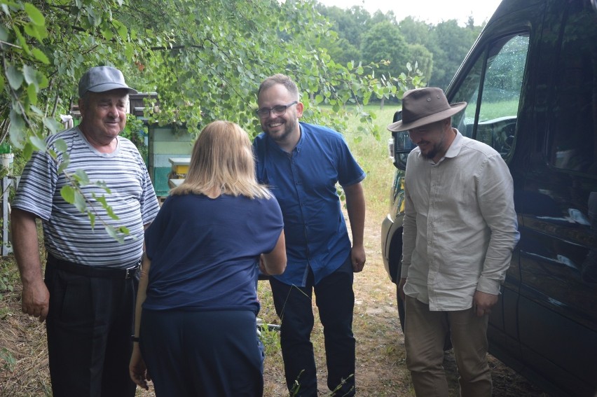 Ule pszczelarza spod Kartuz zalano ropą. Dzięki wsparciu udało się odbudować pasiekę pana Franciszka! 