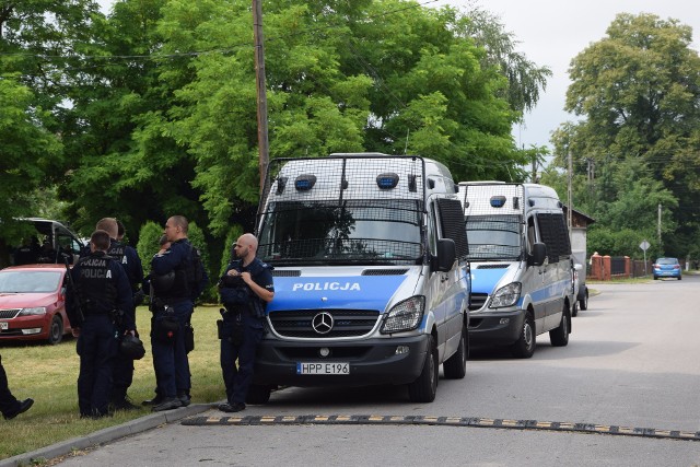 Poszukiwania zabójcy z Borowców. Policja apeluje o niewchodzenie do lasówZobacz kolejne zdjęcia. Przesuwaj zdjęcia w prawo - naciśnij strzałkę lub przycisk NASTĘPNE