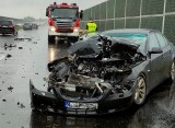 Wypadek na krajowej "7" pod Białobrzegami. BMW uderzyło w ciężarówkę, trzy osoby ranne 